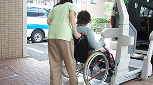 車いすのままでも乗車できる専用車で送迎します。※施設・設備は、各拠点ごとに異なる場合がありますので、ご了承ください。